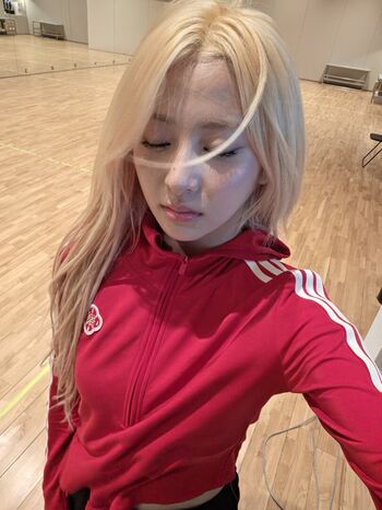 Huh yunjin leaked private photo uncensored HD quality