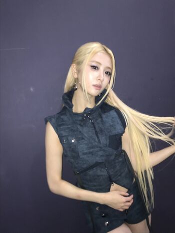 Huh yunjin  page leaked private photo uncensored HD quality