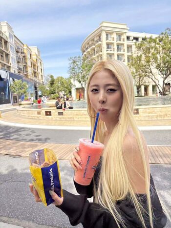 Huh yunjin leaked private photo uncensored HD quality