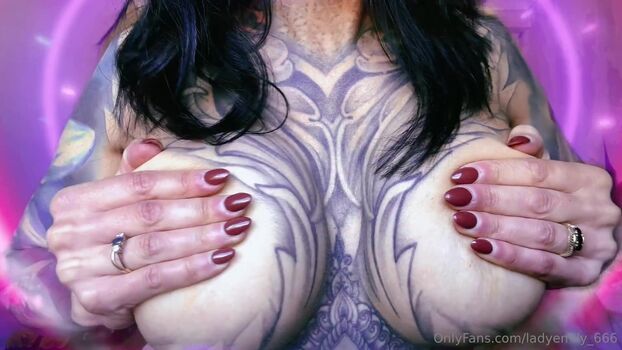 Ladyemily leaked private photo uncensored HD quality