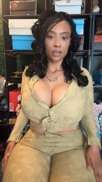 Renadaneen leaked private photo uncensored HD quality