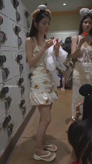 Voyeur asian pissing toilet amp upskirts only page leaked private photo uncensored HD quality